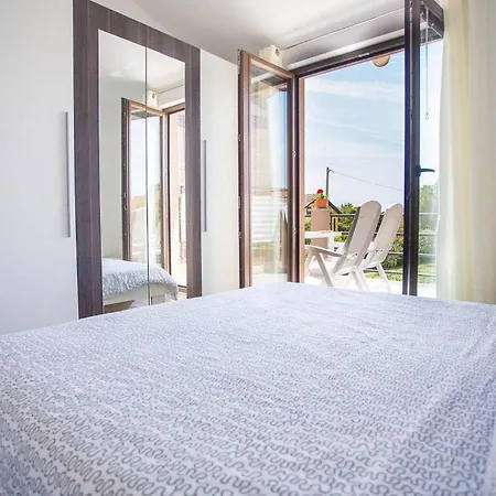 Apartment Milena 2 *